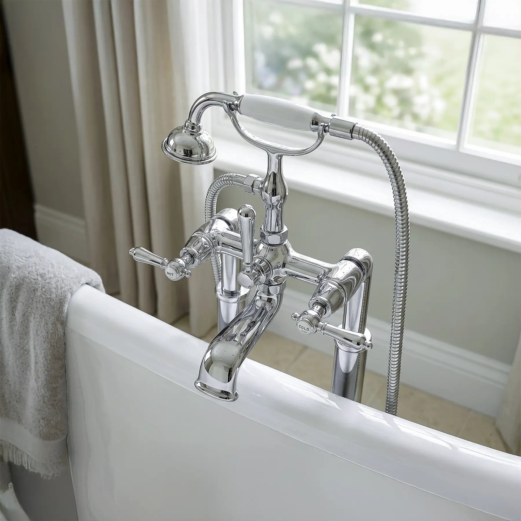Pedestal Bathtub in White